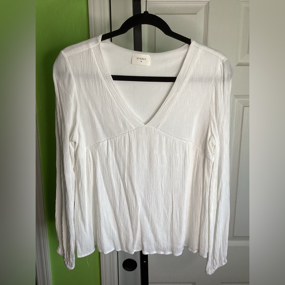 SALE -Everly Women's White V-Neck Top, size Small